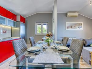 Apartment Ema-2 by Interhome