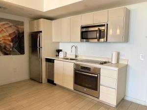 Beach, pool, and Gym 2B 2B Near Gulfstream & Mall