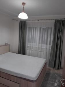 Închiriez 1 cameră dintr-un apartament cu 2 camere in Sibiu