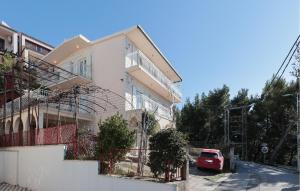 Beautiful Apartment In Podstrana