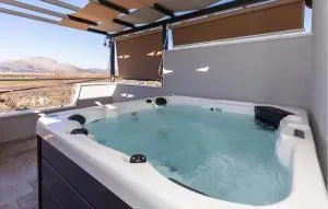 3 Bedroom Awesome Home In Mliniste - Opuzen