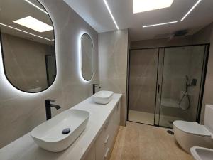 Comfortable modern house with jacuzzi, and access to swimming pool