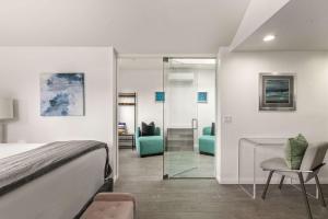 Chic La Jolla Studio Steps to Ocean & Dining