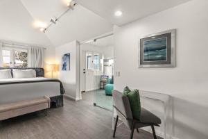 Chic La Jolla Studio Steps to Ocean & Dining