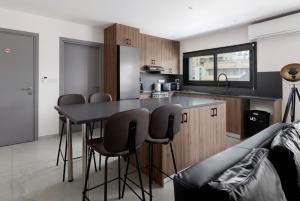 Urban Condo 33 with Balcony - 2 Bdr