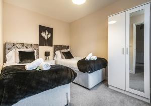 Letto Serviced Accommodation -Sleeps 7 - PE7 - FREE Parking