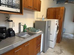 Casita de la 12 5 min a centro Campeche ideal para 2 ó 3 personas Cocina con estufa de inducción, microondas y refrigerador