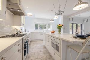 Spacious 5BR Home, Parking, Walk to Windsor