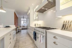 Spacious 5BR Home, Parking, Walk to Windsor