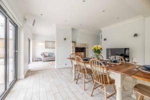 Spacious 5BR Home, Parking, Walk to Windsor