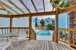 Padre Island Condo with Pool Access - Walk to Beach!