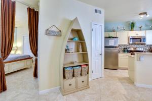 Padre Island Condo with Pool Access - Walk to Beach!