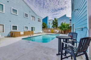 Padre Island Condo with Pool Access - Walk to Beach!
