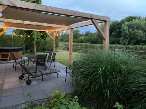 Villa Riverside met hottub, eigen aanlegsteiger, zwemtrap, trampoline en kanos