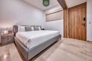 New Oceanfront 1 BR Condo - Gym - Beach - Pool