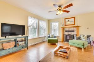 Family Home w Game Room & Decks in Etlan!