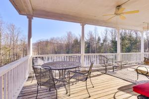 Family Home w Game Room & Decks in Etlan!