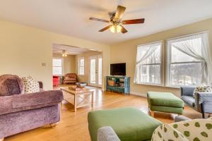 Family Home w Game Room & Decks in Etlan!
