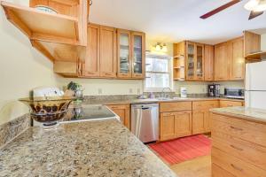 Family Home w Game Room & Decks in Etlan!