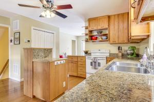 Family Home w Game Room & Decks in Etlan!