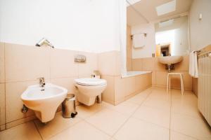 Quarto Duplo com Jardim e Piscina