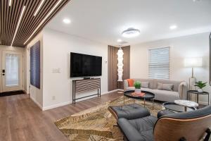 Modern Lux King Suite, cozy Hot tub & Central Omaha!