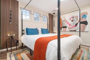 Modern Lux King Suite, cozy Hot tub & Central Omaha!