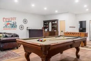 Spacious Ranch with Hot Tub & Game Room - Sleeps 24 - Blair