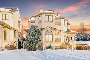 Chic Central 4BDRM Home-King Bed-AirHockey-Mins DT