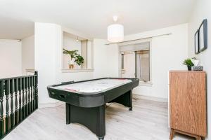 Chic Central 4BDRM Home-King Bed-AirHockey-Mins DT