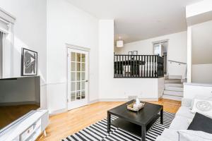 Chic Central 4BDRM Home-King Bed-AirHockey-Mins DT