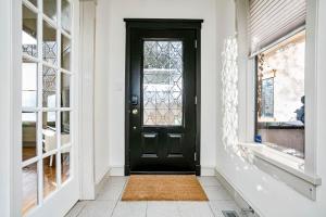 Chic Central 4BDRM Home-King Bed-AirHockey-Mins DT