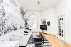 Chic Central 4BDRM Home-King Bed-AirHockey-Mins DT