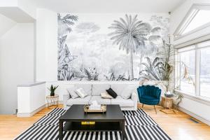 Chic Central 4BDRM Home-King Bed-AirHockey-Mins DT