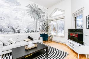 Chic Central 4BDRM Home-King Bed-AirHockey-Mins DT