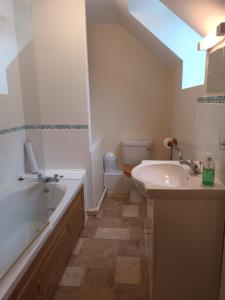 Lower Hearson - 6 cottages, Rural but only 4 miles to Barnstaple, Daily animal experiences, Outdoor heated pool, Games barn, Free fast WiFi, Free parking