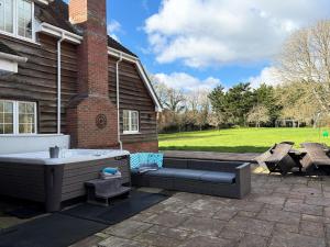 Langford farmhouse - New Forest National Park Luxury 4bd, hot tub, cinema, 10 acres