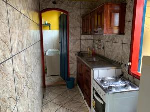 Casa Colorida - Acomodação para 14 pessoas - 10 minutos a pé do centro - Churrasqueira