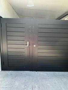 Comfortable modern apartment- central location.