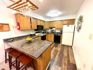 Lincoln Condo with slope view