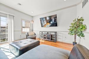 HUGE Cozy Jersey City Oasis with Double Balcony - 20 mins to NYC