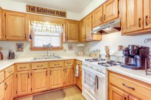 1 Mi to Dtwn Mountain View Home with Deck