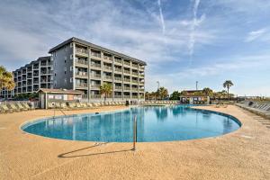 6th-Floor Oceanfront Myrtle Beach Condo with Balcony
