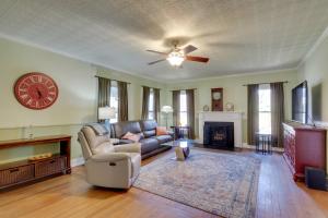 Charming Georgetown Home - Walk to Downtown!