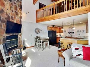 Alpine Loft and Lake