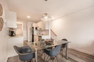 Stylish Two-Story with 2 Bedrooms 1108 - Pointe-aux-Trembles