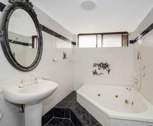 Affordable Long-Term Stay ENS Master Bedroom in Perth Fremantle University Hospital