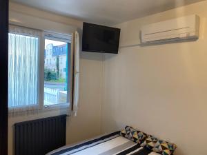 Studio meublé totalement climatisé au calme avec cuisine et lave linge intégrés
