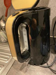 Studio meublé totalement climatisé au calme avec cuisine et lave linge intégrés