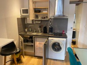 Studio meublé totalement climatisé au calme avec cuisine et lave linge intégrés